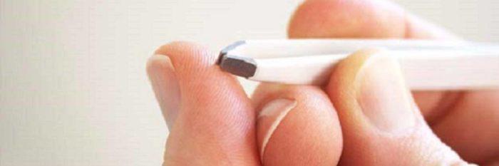 Removing splinter from finger with tweezers