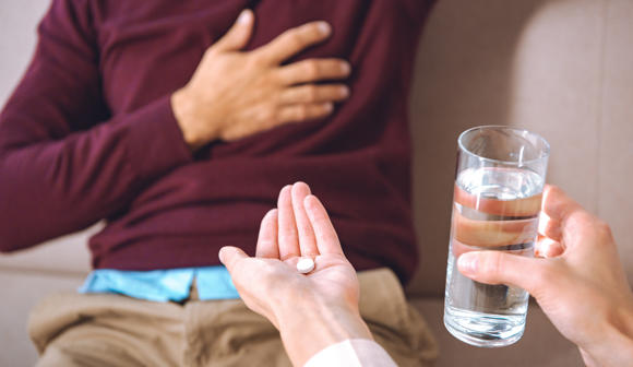 St John first aid pain management training Giving aspirin and water to man clutching his chest